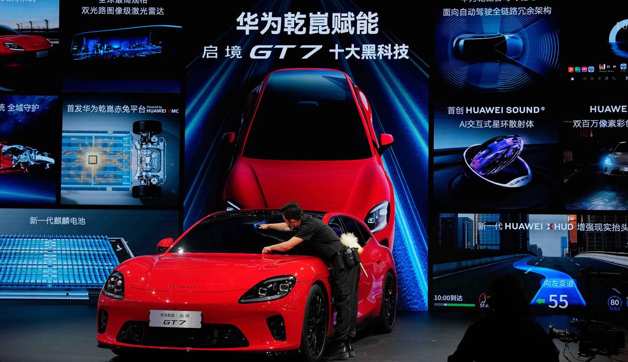 Pameran tahun ini diselenggarakan di China International Exhibition Center (Shunyi Hall) serta China Capital International Convention & Exhibition Center. Tampak dalam foto, seorang pekerja membersihkan model Huawei GT7 di atas panggung saat gelaran Beijing Auto Show 2026 atau Auto China 2026, Jumat 24 April 2026. (AP Photo/Andy Wong)