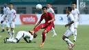 Pemain tengah Timnas Indonesia, Septian David Maulana (tengah) mencoba melewati adangan pemain Hong Kong pada laga uji coba internasional di Stadion Wibawa Mukti, Cikarang, Selasa (16/10). Laga berakhir imbang 1-1. (Liputan6.com/Helmi Fithriansyah)
