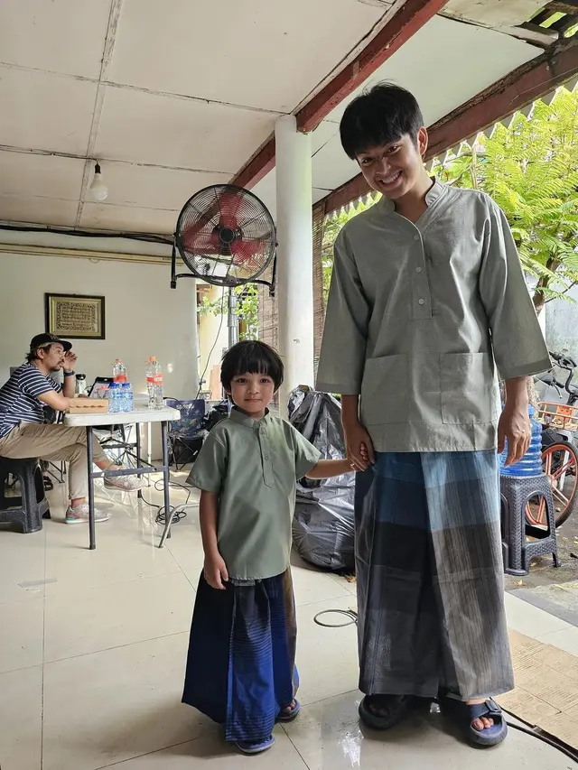 Potret Angga Yunanda bareng ‘anak’  di film Dua Hati Biru (Sumber: Instagram/@angga)