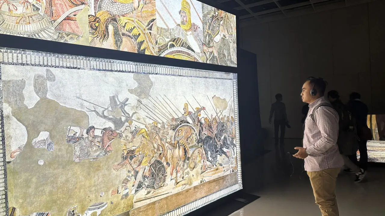 Seorang pengunjung menikmati pameran Mosaiko yang diadakan oleh Institut Kebudayaan Italia yang diselenggarakan di Ciputra Artpreneur, Jakarta, Selasa (6/8/2024). (Liputan6/Benedikta Miranti)