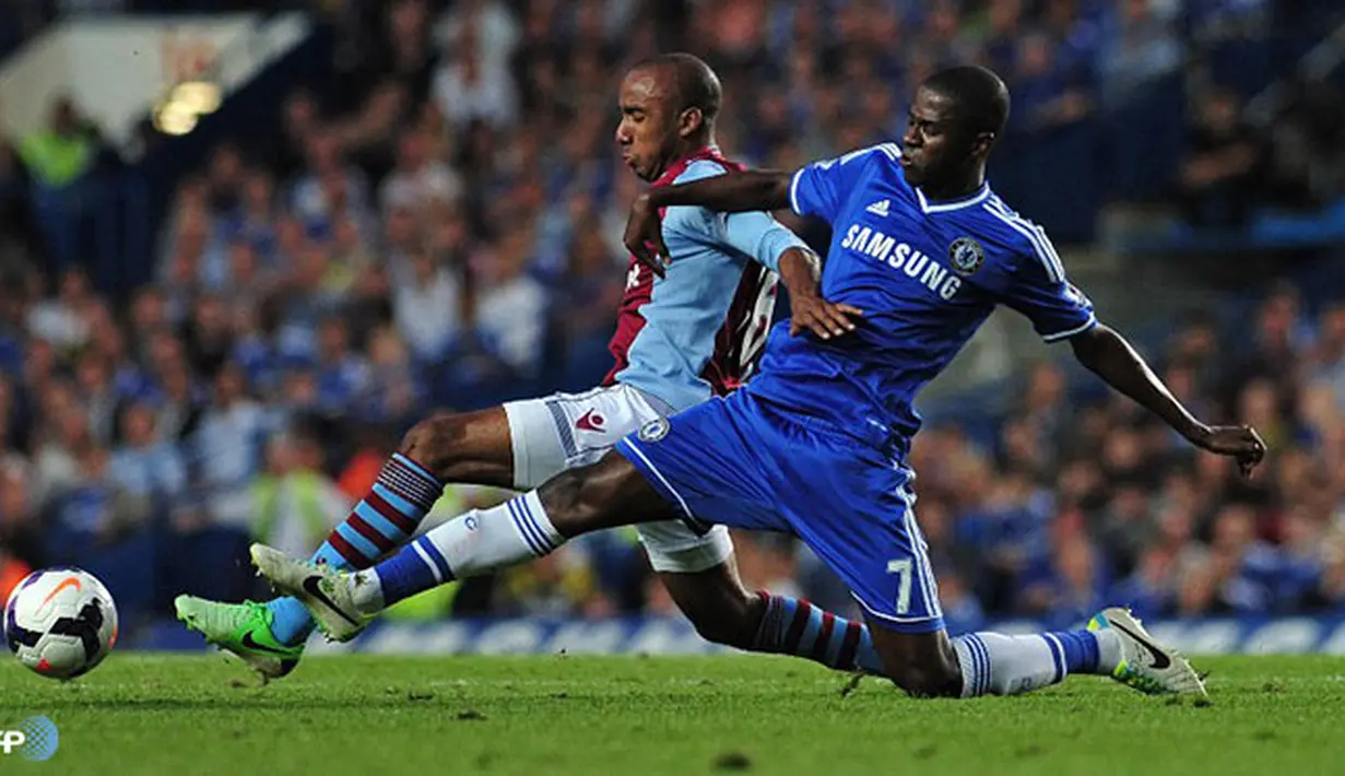 Duel perebutan bola antara Ramires dengan Fabian Delph dalam pertandingan Liga Inggris antara Chelsea melawan Aston Villa di Stadion Stamford Bridge, London Rabu 21 Agustus 2013. (AFP/Carl Court)