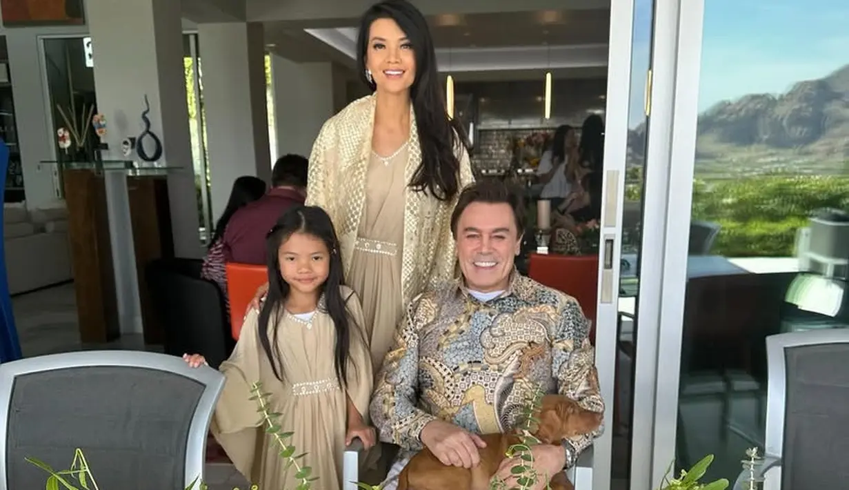 Farah Quinn rayakan lebaran di Amerika Serikat, ia tampil mengenakan kaftan coklat serasi dengan putrinya. [@farahquinnofficial]