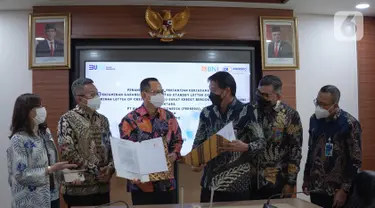 PT Askrindo dan PT Bank Negara Indonesia Tbk menandatangani Perjanjian Kerja Sama Penjaminan Garansi Bank Dan / Atau Standby Letter Of Credit Serta Penjaminan Letter Of Credit Dan / Atau Surat Kredit Berdokumen Dalam Negeri, di Graha Askrindo Kemayoran, Selasa (5/4/2022). (Liputan6.com/HO/Iqbal)