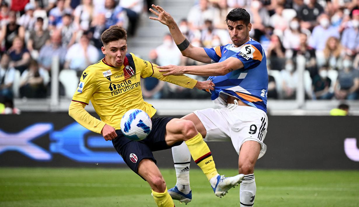 Aaron Hickey merupakan pemain muda andalan Bologna di bawah asuhan Sinisa Mihajlovic. Ia telah memainkan total 48 laga dalam dua musim terakhir. Catatan apiknya membuat Brentford tertarik dengan sang pemain. Hickey ditebus dengan harga 16,5 juta euro atau sekitar Rp250 miliar. (AFP/Marco Bertorello)