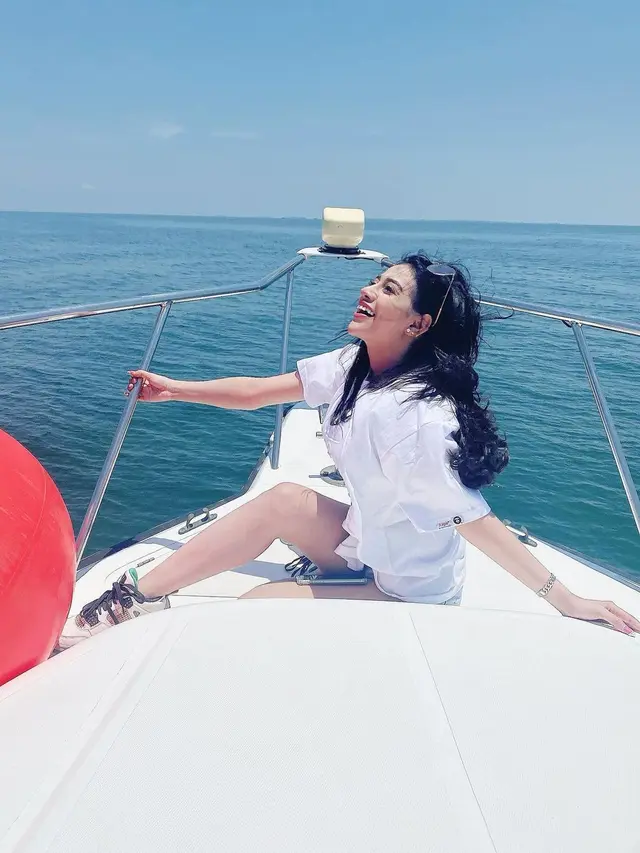 Chintya Ramlan (https://www.instagram.com/p/CFi9NN7HKyR/)