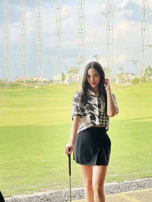 Kala main golf, penampilan Anya yang tetap stylish curi perhatian. Ia tampak memadukan crop top houndstooth, mini skirt, dan sneakers putih. @anyageraldine.