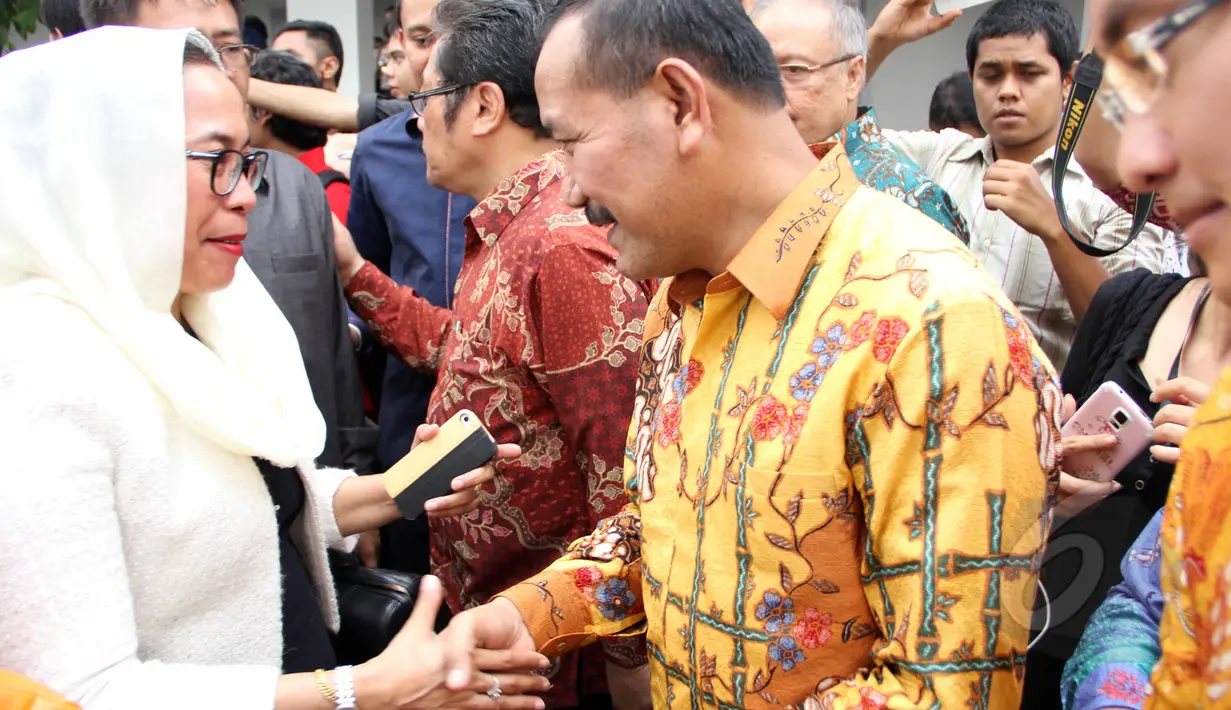 Wakapolri Badrodin Haiti mendapat ucapan selamat dari Komisi III DPR RI saat menggelar konferensi pers jelang uji kelayakan calon Kapolri, Jakarta, Rabu (15/4/2015). (Liputan6.com/Helmi Afandi)