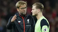 Pelatih Liverpool, Juergen Klopp saat berbincang dengan kiper Loris Karius usai melawan Manchester United pada laga Premier League di Stadion Anfield, Liverpool, Selasa (18/10/2016) dini hari WIB. (Reuters/Phil Noble)