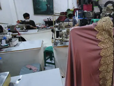 Mukena hasil produksi di konveksi kawasan Pinang, Kota Tangerang, Banten, Kamis (22/4/2021). Di bulan Ramadhan, produksi mukena di tempat tersebut meningkat 50 persen, dari 350 buah menjadi 700 buah per minggu dan dijual dengan harga Rp250 ribu hingga Rp500 ribu. (Liputan6.com/Angga Yuniar)