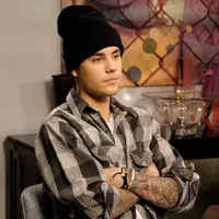 Berurusan dengan pihak kepolisian, bukan hal yang aneh bagi Justin Bieber. Kali ini bukan karena ulahnya yang membuat kerusuhan, namun Justin telah melanggar peraturan lalu lintas dalam berkendara. (AFP/LARRY BUSACCA)