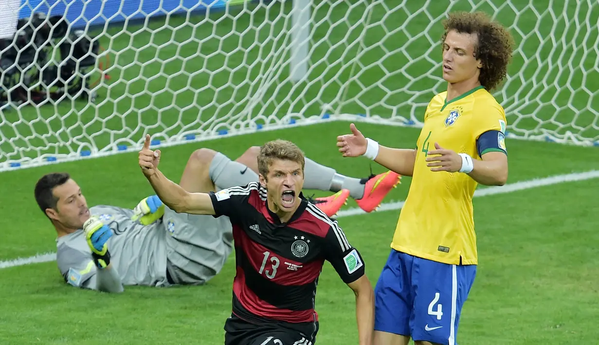 Penyerang Jerman, Thomas Mueller, merayakan gol yang dicetak ke gawang Brasil pada laga semifinal Piala Dunia 2014 di Stadion The Mineirao (8/7/2014). Jerman menang 7-1 atas Brasil. (AFP/Gabriel Bouys)