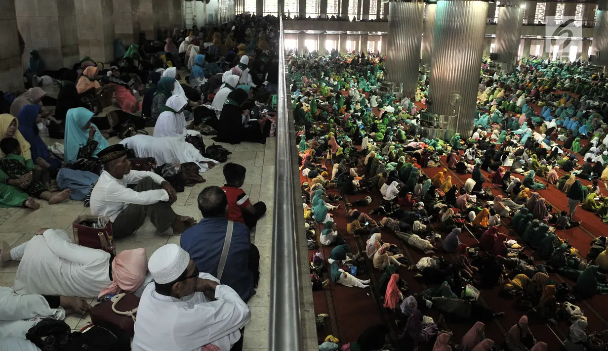 Suasana acara Silaturahim dan Pengajian Kaum Syarikat Islam di Masjid Istiqlal, Jakarta, Minggu (21/10). Acara yang dihadiri oleh ribuan anggota dari berbagai daerah ini dalam rangka Tasyakur Milad ke-113 Syarikat Islam. (Merdeka.com/Iqbal S Nugroho)