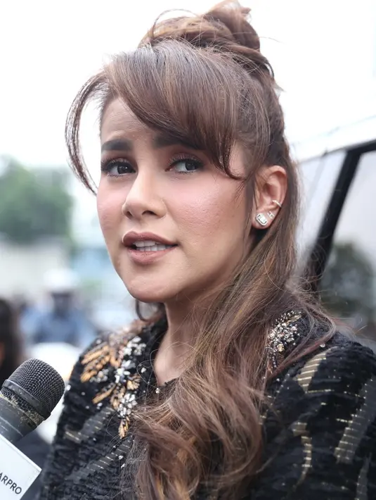 Selain itu, di hari nan fitri nanti Olla Ramlan juga bakal keliling bersilaturahmi mengunjungi kediaman keluarganya, seperti rumah sang mama, mertua dan adiknya, Chintya Ramlan. (Nurwahyunan/Bintang.com)