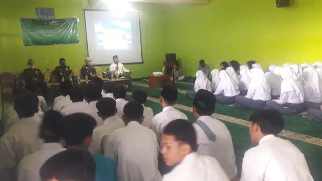 Dipimpin langsung Kepala Kejaksaan Negeri (Kejari) Garut, Jawa Barat, Neva Sari Susanti, beberapa jaksa Kejari Garut, nampak antusias berbaur mondok sesaat dengan para santri, di pondok pesantren Al-Halim, Tarogong Kaler, Garut.