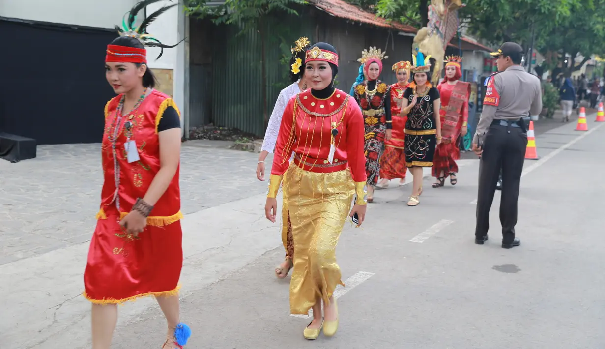 Prosesi akad nikah diselenggarakan pukul 09.00 WIB, namun sejak pagi warga sudah memadati lokasi pernikahan. Begitu juga di sepanjang jalan kediaman Kahiyang menuju ke area pesta pernikahan. (Adrian Putra/Bintang.com)