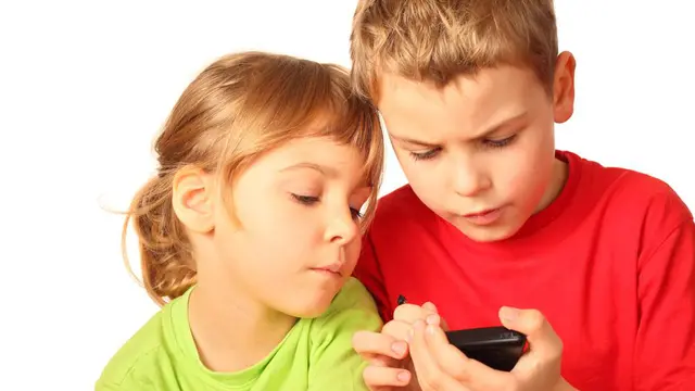 Kapan Waktu Paling Tepat Berikan Smartphone Pada Anak?