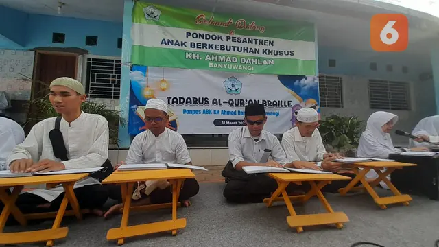 Tadarus Alquran braile oleh para santri Pondok Pesantren AKB KH Ahmad Dahlan Banyuwangi. (Hermawan Arifianto/Liputan6.com)