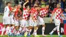 Para pemain Kroasia merayakan kemenangan atas Slowakia pada laga Kualifikasi Piala Eropa 2020 di Trnava, Jumat (6/9). Slowakia kalah 0-4 dari Kroasia. (AFP/Joe Klamar)