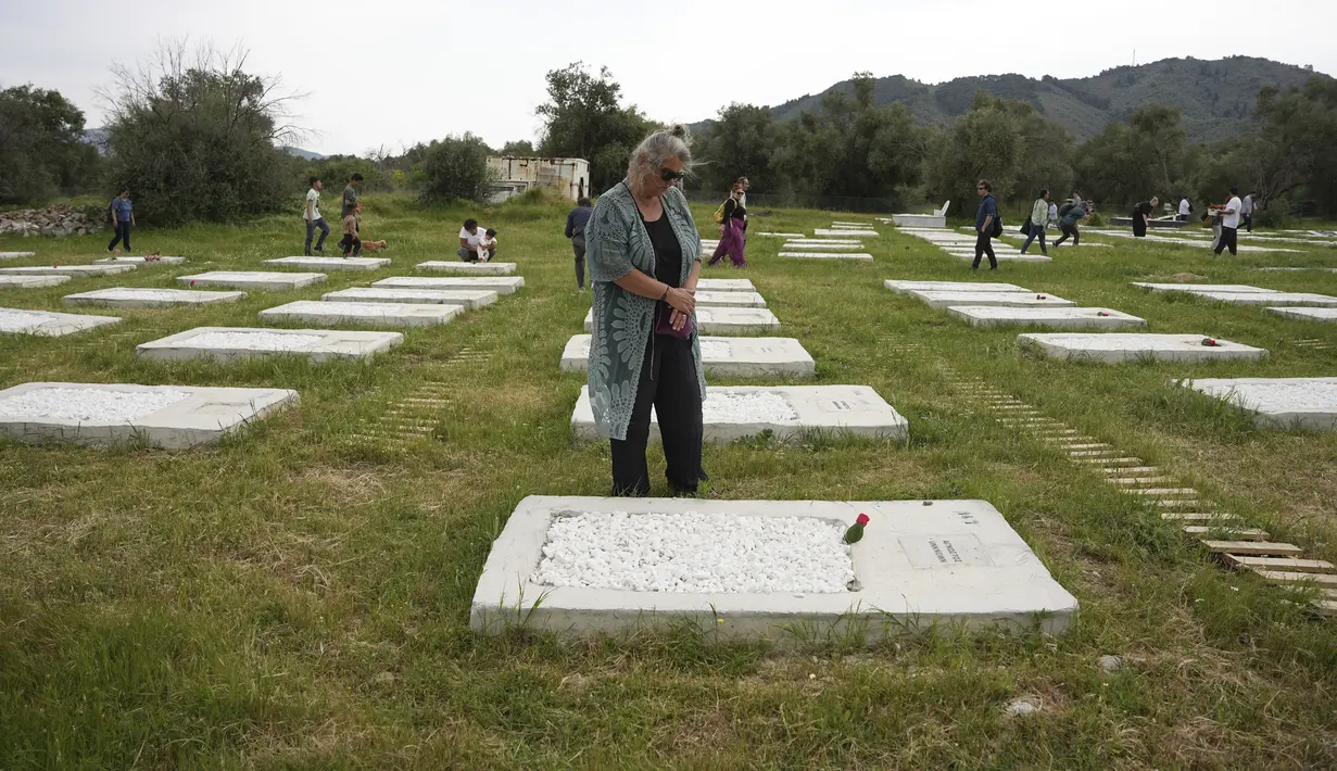 Saat ini, sekitar 200 lempengan abu-abu yang rapi dan seragam berisi kerikil putih menutupi setiap makam, dengan jelas mencantumkan apa pun yang diketahui tentang penghuninya. (AP Photo/Panagiotis Balaskas)