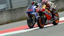 Marc Marquez (Honda MotoGP-kanan) berusaha merebut posisi terdepan dari kompetitornya, Jorge Lorenzo,(Movistar Yamaha MotoGP) saat berlomba di Sirkuit Mugello, Italia, (1/6/2014). (AFP PHOTO/Andreas Solaro)