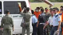 Tim SAR bergegas memindahkan jenazah AirAsia QZ 8501 dari helikopter ke ambulan yang telah dipersiapkan, Pangkalan Bun, Kalteng, Kamis (1/1/2014). (Liputan6.com/Herman Zakharia)