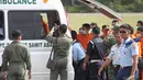Tim SAR bergegas memindahkan jenazah AirAsia QZ 8501 dari helikopter ke ambulan yang telah dipersiapkan, Pangkalan Bun, Kalteng, Kamis (1/1/2014). (Liputan6.com/Herman Zakharia)