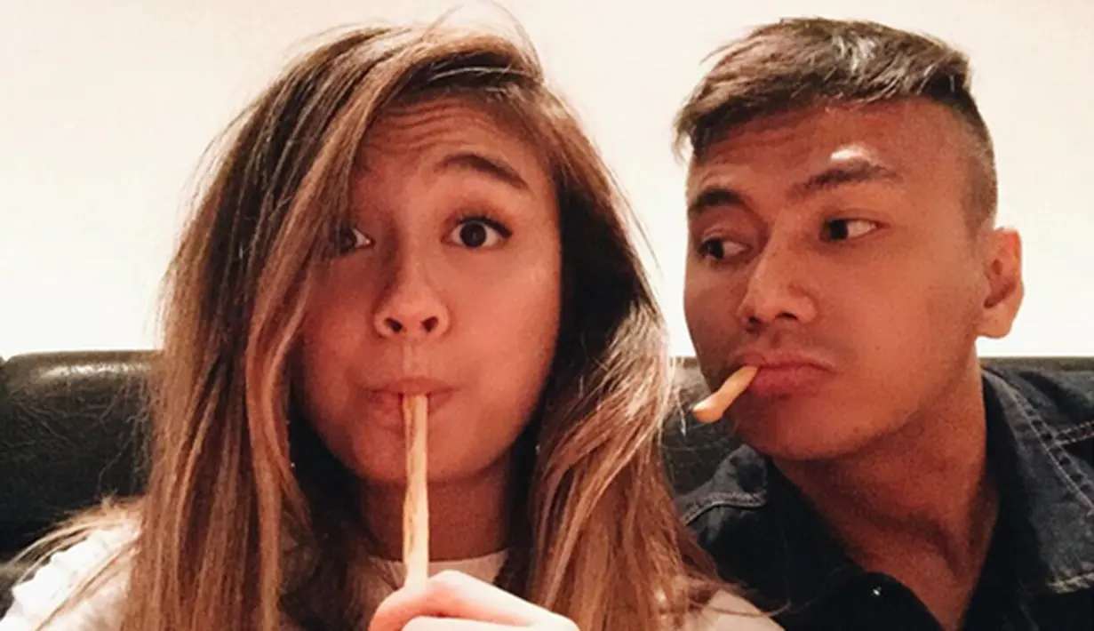 Agnez memberikan keterangan di samping foto bahwa dirinya sedang berada di Paris.  (Via Instagram/@saputrawijaya)