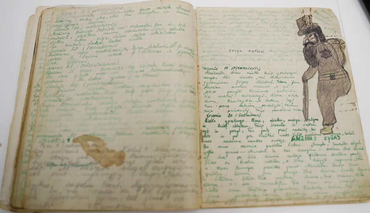 Buku harian Tamara Lazerson yang ditulis selama Holocaust dipajang di US Holocaust Memorial Museum di Bowie, Maryland (24/4). Museum ini adalah milik keluarga David and Fela Shapell  yang berisi koleksi terkait Holocaust.  (AP Photo/Carolyn Kaster)