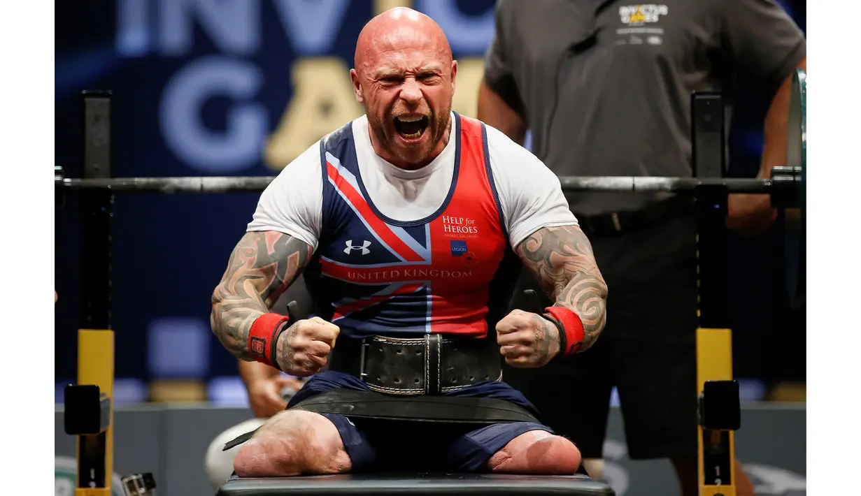 Mantan Prajurit, Michael Yule berteriak kegirangan usai meraih medali emas pada kejuaraan angkat besi kelas ringan di ajang Invictus Games di Orlando, Florida, (9/5/2016). (REUTERS/Carlo Allegri)