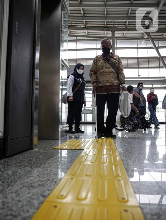 Penyandang disabilitas menjajal fasilitas di Stasiun Jatinegara, Jakarta, Jumat (3/12/2021). Pada Hari Disabilitas Internasional 2021, KAI Commuter mengajak pengguna transportasi dengan disabilitas untuk merasakan sarana dan prasarana perkeretaapian yang lebih aksesibel. (Liputan6.com/Faizal Fanani)