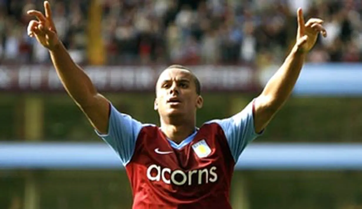 Aston Villa's Gabriel Agbonlahor postures after scoring his third goal against Manchester City during a Barclays Premier League game at Villa Park in Birmingham, on August 17 , 2008. AFP PHOTO/IAN KINGTON