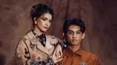 Rio Motret akui sulit memilih foto Cassandra Lee dan Ryuken Lie untuk diunggah di Instagram. Bernuansa cokelat, pasangan ini bikin terkesima. Cassandra Lee cantik dengan busana bercorak, sementara Ryuken Lie mengenakan busana polos. Diketahui pasangan muda ini mengenakan busana dari Mel Ahyar dan di-styling oleh fashion stylish Doley Tobing. (Liputan6.com/IG/@riomotret)
