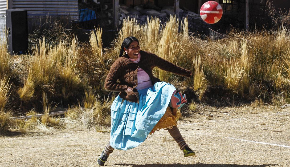 Mereka mengenakan rok tradisional "pollera" berlapis-lapis dan kepang panjang (AFP/Carlos Mamani)