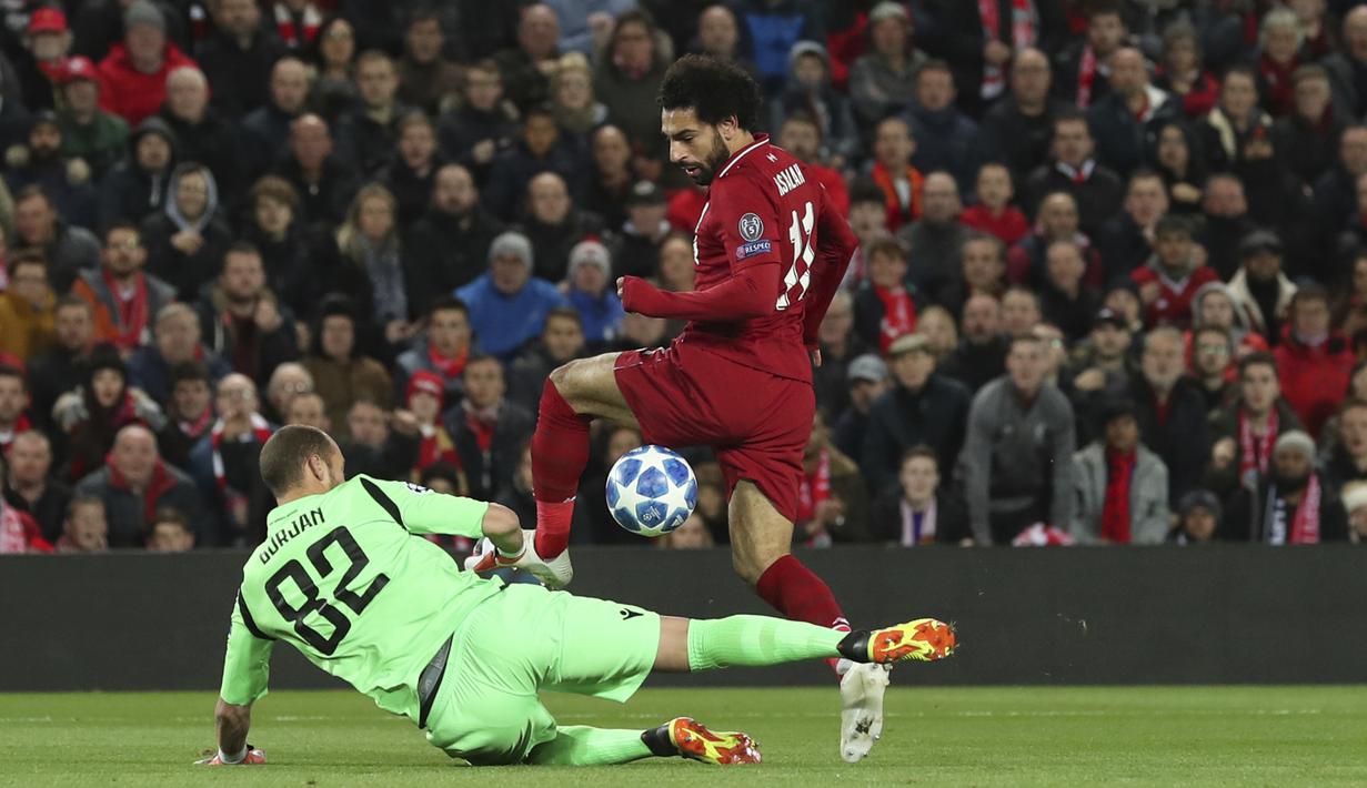 Kiper Crvena Zvezda,  Milan Borjan, berusaha menghalau penyerang Liverpool, Mohamed Salah, pada laga Liga Champions, di Stadion Anfield, Rabu (24/10/2018). Liverpool menang 4-0 atas Crvena Zvezda. (AP/Jon Super)