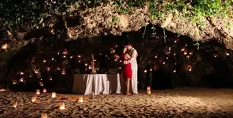 Pasangan yang telah resmi menikah pada 1 Oktober 2015 lalu ini sedang menikmati momen bulan madu mereka di Bali. Potret penuh cinta kerap diunggah oleh Glenn Alinskie dan Chelsea Olivia di akun instagram mereka. (via instagram/@chelseaoliviaa)