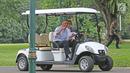 Presiden AS ke-44, Barack Obama ditemani Presiden Jokowi melambaikan tangan saat menaiki mobil golf di Istana Bogor, Jumat (30/6). Jokowi mengendarai golf car untuk mengajak Obama berkeliling Istana dan Kebun Raya Bogor.  (Liputan6.com/Angga Yuniar)