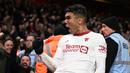 Pemain Manchester United, Casemiro melakukan selebrasi setelah mencetak gol penentu kemenangan timnya ke gawang Nottingham Forest pada laga putaran kelima Piala FA 2023/2024 di The City Ground, Nottingham, Inggris, Kamis (29/02/2024) WIB. (AFP/Oli Scarff)