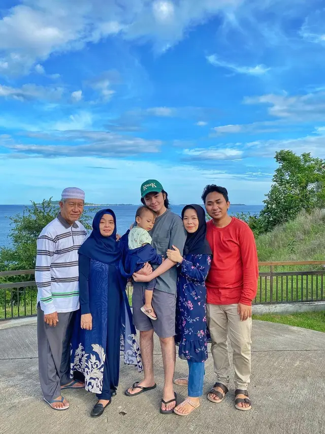 Jarang Tersorot, Ini 6 Momen Kedekatan Angga Yunanda dengan Sang Ibu