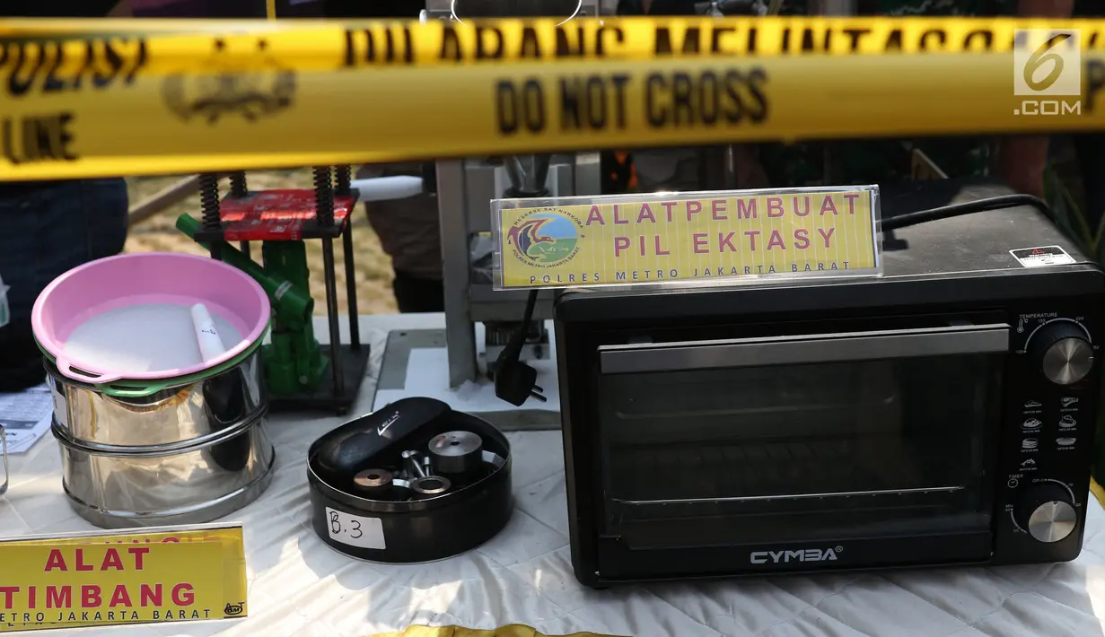Barang bukti pembuat pil ekstasi diperlihatkan saat rilis di sebuah perumahan di Pondok Rajeg, Cibinong, Senin (24/9). Polisi menyita sejumlah barang bukti diantaranya 158 gram sabu, 3000 pil ekstasi dan satu paket ganja. (Liputan6.com/Helmi Fithriansyah)