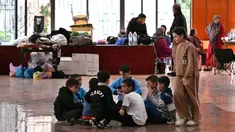 Anak-anak mengobrol sambil duduk di sebuah sekolah yang diubah menjadi tempat penampungan bagi pengungsi di kota Dekwaneh, utara Beirut, Lebanon, pada Kamis 5 Maret 2026. (Joseph EID/AFP)