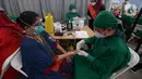 Warga menjalani screening sebelum disuntik vaksin COVID-19 Moderna oleh petugas kesehatan di Puskesmas Kramat Jati, Jakarta, Jumat (20/8/2021). Bagi masyarakat umum, saat ini diperbolehkan mendapat vaksin COVID-19 Moderna untuk menekan penyebaran virus corona. (merdeka.com/Imam Buhori)