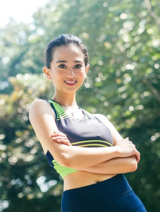 Ini dia gaya Natasha Ratulangi saat berolahraga.  Wanita kelahiran Malang, 20 Maret 199 ini tampil modis dan sporty dengan baju dan celana yang senada. Pesona Natasha pun kian terpancar. (Liputan6.com/IG/@natasharatulangi)