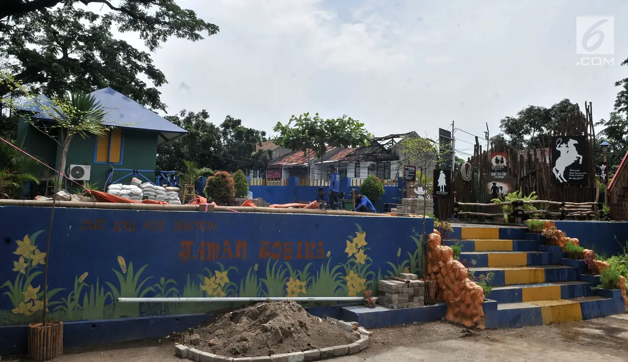 Petugas dari Dinas Sumber Daya Air (SDA) Bidang Aliran Tengah saat menyelesaikan pembangunan Taman Robika di Pintu Air Manggarai, Jakarta, Kamis (14/3). Taman ini sangat bagus untuk dijadikan spot berswafoto. (merdeka.com/Iqbal S. Nugroho)