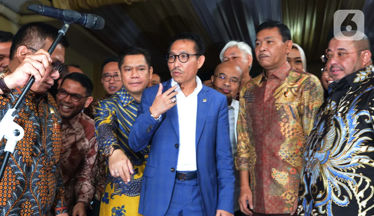 Ketua Komisi III DPR RI Herman Hery (tengah) memberi keterangan saat berkunjung ke kediaman Kabareskrim Polri Komjen Pol Idham Azis (kedua kanan) di Jakarta, Rabu (30/10/2019). Kunjungan tersebut bagian dari fit and proper test terhadap Idham sebagai calon Kapolri. (merdeka.com/Imam Buhori)