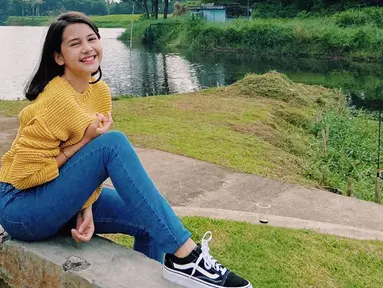Melalui akun Instagram pribadinya, Sandrinna Michelle sering terlihat menggunakan celana denim. Ia juga kerap memadukan atasannya dengan sweater ataupun kaus berlengan pendek. (Liputan6.com/IG/@sandrinna_11)