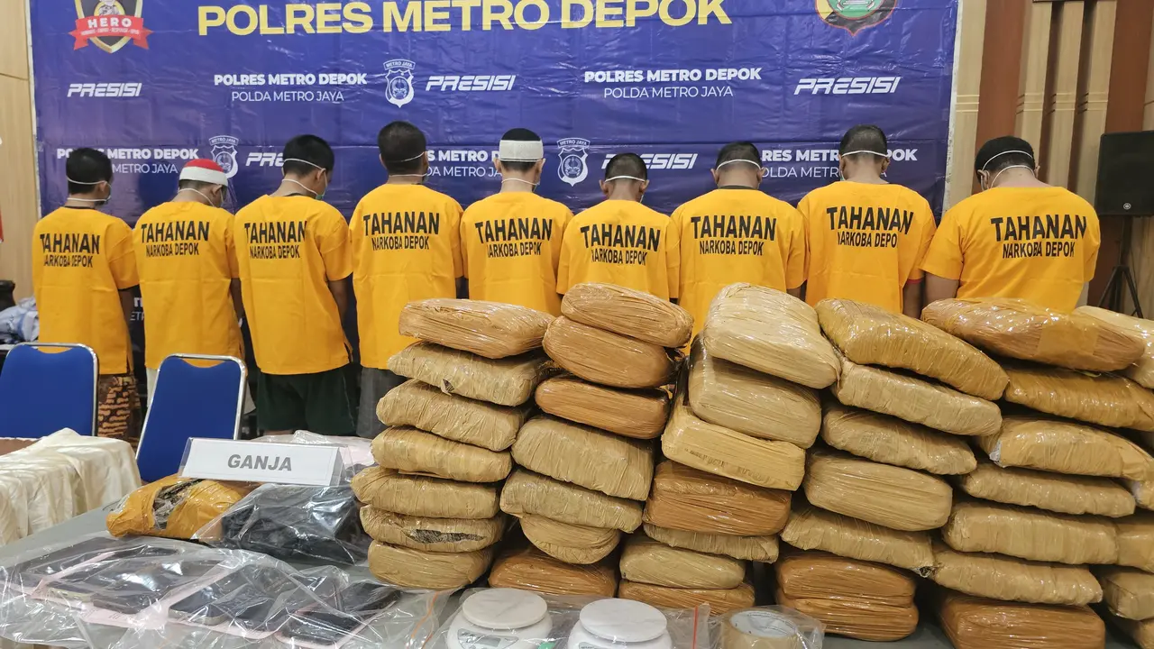 Tersangka pengedar narkoba saat diamankan Polres Metro Depok. (Liputan6.com/Dicky Agung Prihanto)