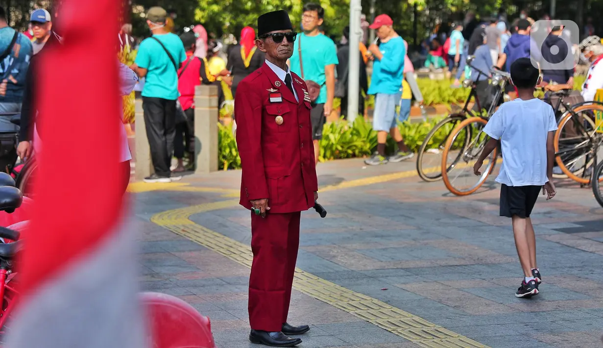 Warga mengenakan kostum unik saat Car Free Day di Kawasan Bundaran HI, Jakarta, Minggu (14/8/2022). Banyak warga mengenakan kostum bernuansa merah putih untuk menyambut HUT Kemerdekan Republik Indonesia ke 77. (Liputan6.com/Angga Yuniar)