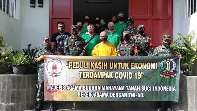 Pemberian bansos sembako. (Foto: Dokumentasi Vihara Sukavati dan Koramil 0201/Serang Kota)