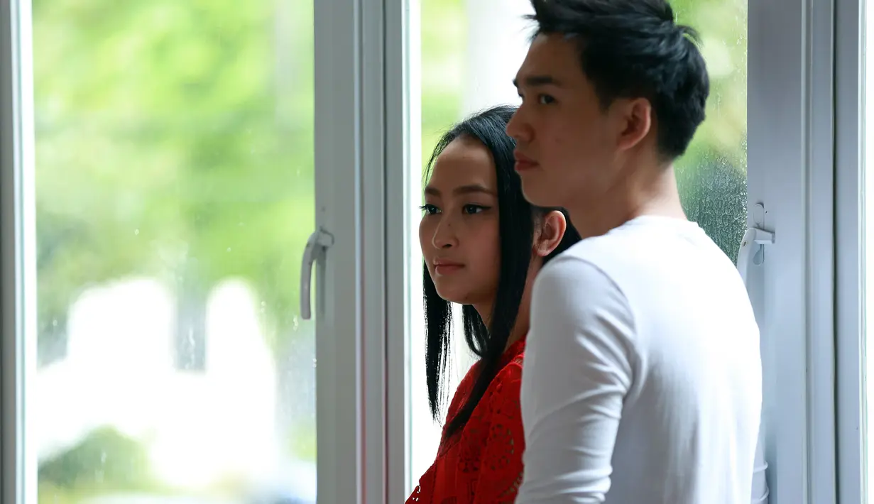 "Kita syuting dengan tema percintaan yang tak akan bersatu. Kita berempat dan salah satu pasangan enggak akan bersatu," ujar Dicky. (Deki Prayoga/Bintang.com)