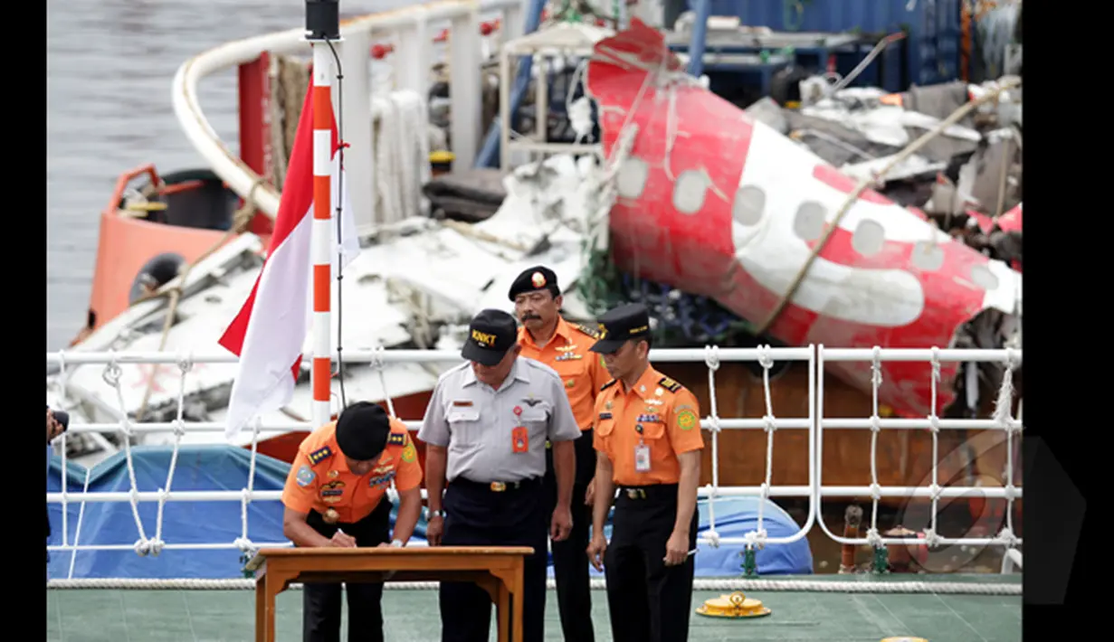 Kepala Basarnas Marskel Madya TNI FH Bambang Soelistyo (kiri) menandatangani penyerahan bangkai badan Pesawat AirAsia QZ8501 di dampingi Ketua KNKT Tatang Kurniadi di Pelabuhan Tanjung Priok, Jakarta, Senin (2/3/2015). (Liputan6.com/Faizal Fanani)